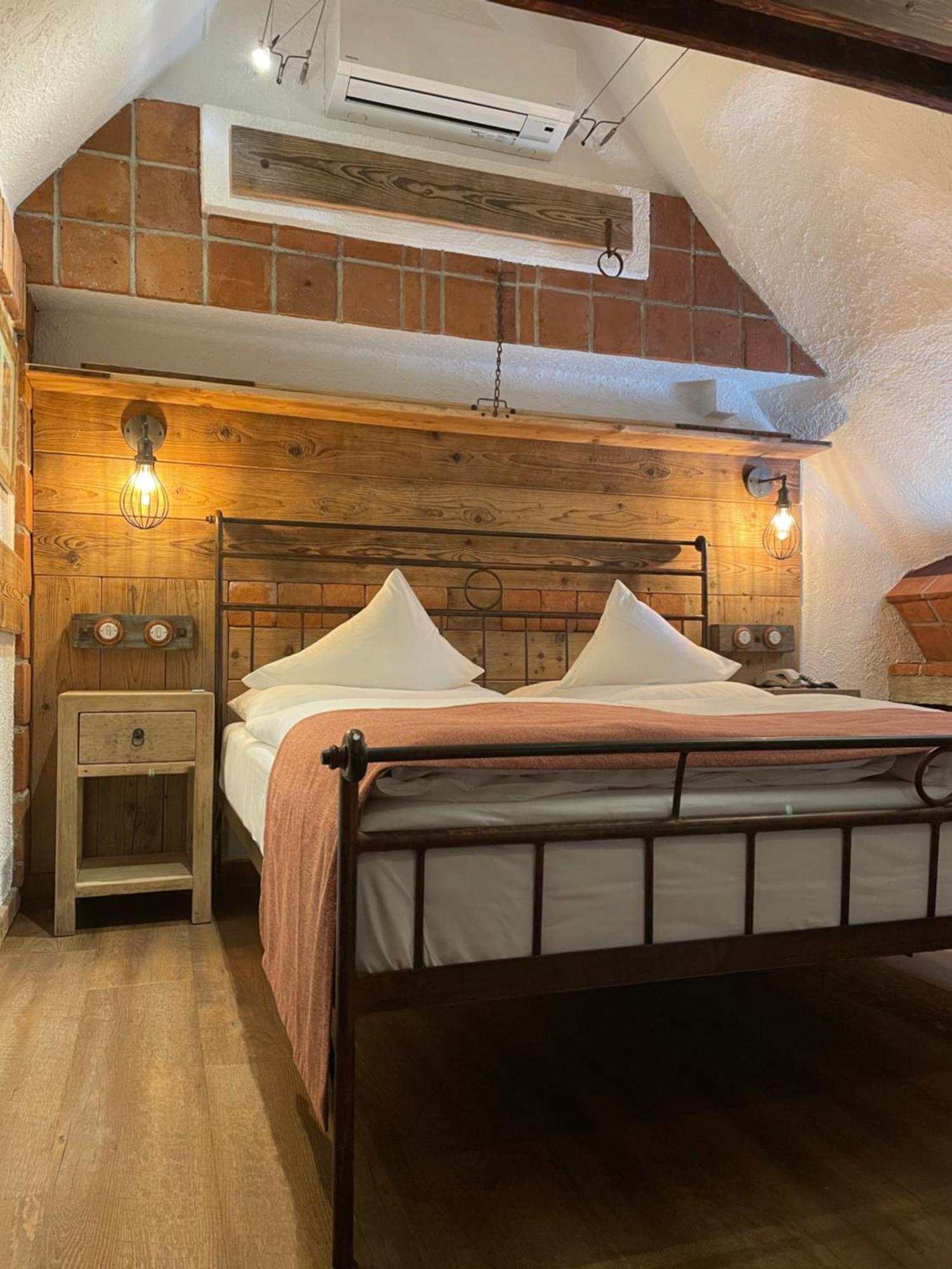 Romantik Hotel U Raka براغ المظهر الخارجي الصورة